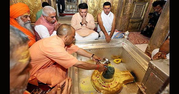 वाराणसी में सीएम योगी ने किया विश्वनाथ व काशी कोतवाल काल भैरव का दर्शन-पूजन