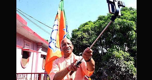 स्थापना दिवस पर सीएम योगी ने गोरखनाथ मंदिर की छत से लहराया भाजपा का झंडा